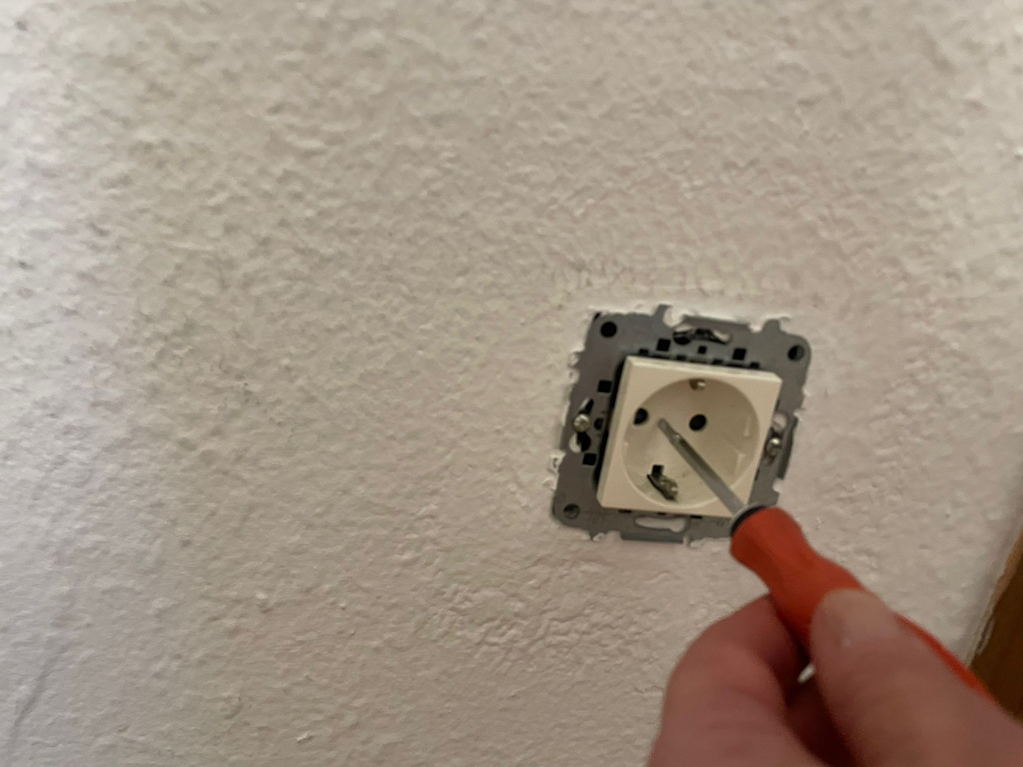 Cambio de enchufes antiguos por uno nuevo